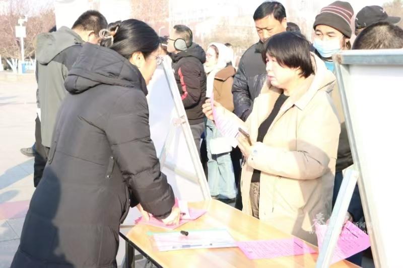 活動(dòng)現(xiàn)場(chǎng),求職者詳細(xì)了解崗位要求。 通訊員 李碧琦 攝