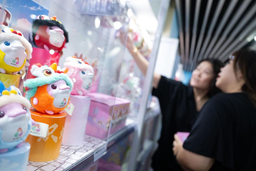 △2025年8月1日,市民在十五運會和殘?zhí)貖W會澳門賽區(qū)官方特許商品零售店選購。