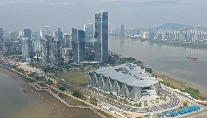 這是2025年12月11日拍攝的位于廣州市南沙區明珠灣靈山島尖的大灣區科學會堂(無人機照片)。新華社記者 鄧華 攝