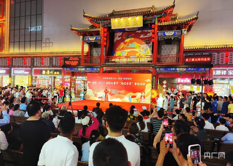 灣里廟步行街惠民演出吸引眾多游客(央廣網(wǎng)記者 李瑤 攝)