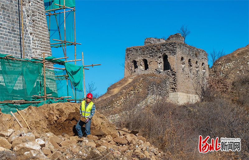 11月19日,工人在清理散落的磚石。