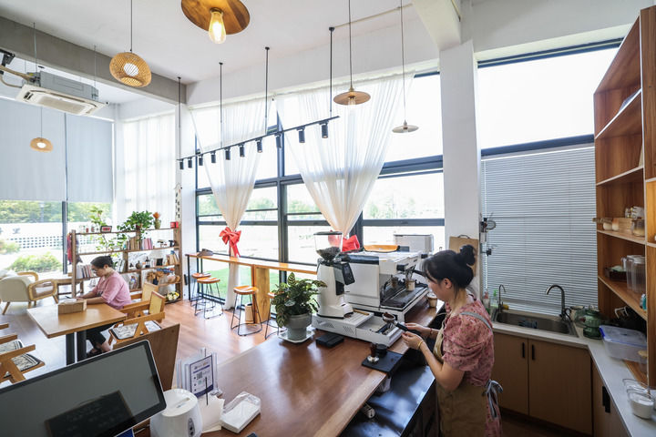 2025年8月27日在浙江省湖州市長興縣虹星橋鎮宋高村稻香伴日營地內拍攝的咖啡屋。這是宋高村做優全域土地整治后的農文旅新嘗試,集餐飲、旅游、農業和文化于一體。新華社記者 徐昱 攝