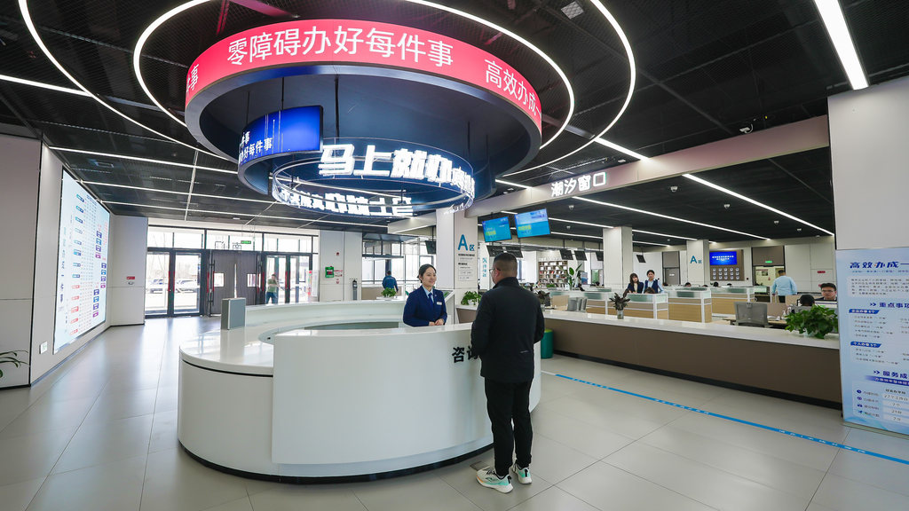 3月20日,雄安政務服務中心咨詢服務臺前,工作人員解答群眾咨詢。河北日報記者李暢攝