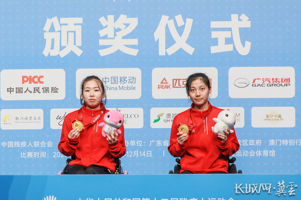 ▲12月13日,全國殘?zhí)貖W會羽毛球WH1-WH2女子雙打比賽中尹夢璐(左)、劉禹彤(右)獲得金牌。長城網(wǎng)·冀云客戶端記者 李皓 攝