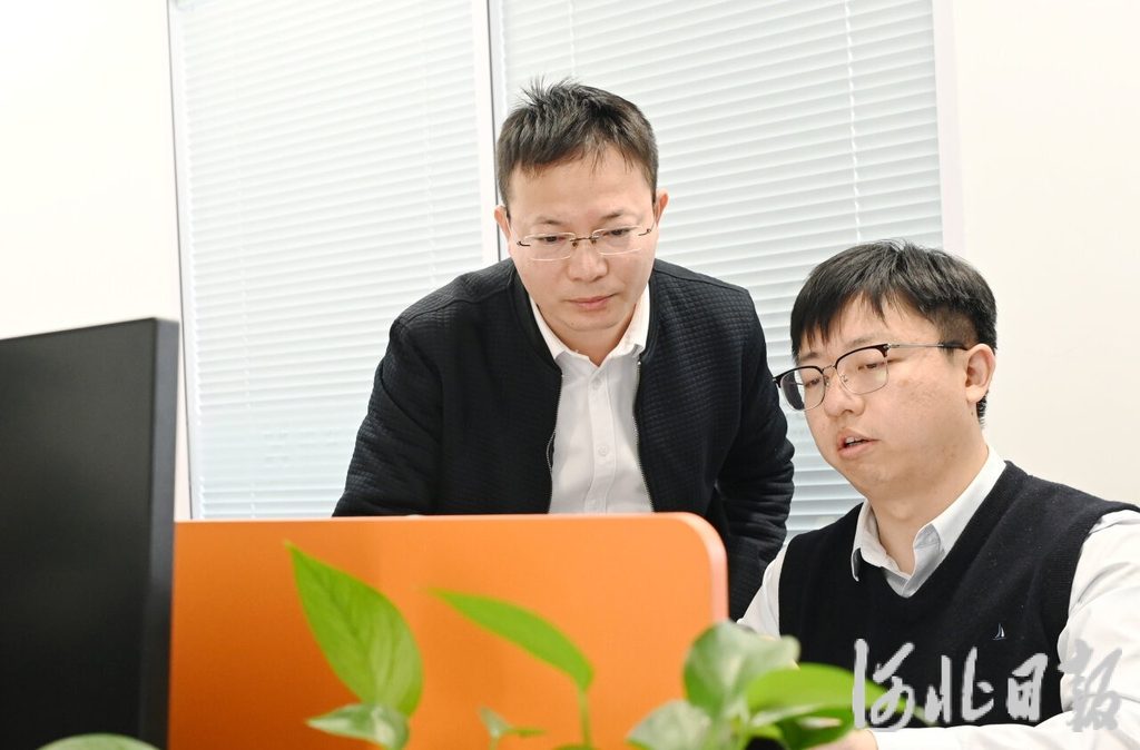12月3日,雄安興元科技有限公司創始人鞏文通(左)和同事進行技術交流。 河北日報記者 劉光昱 攝