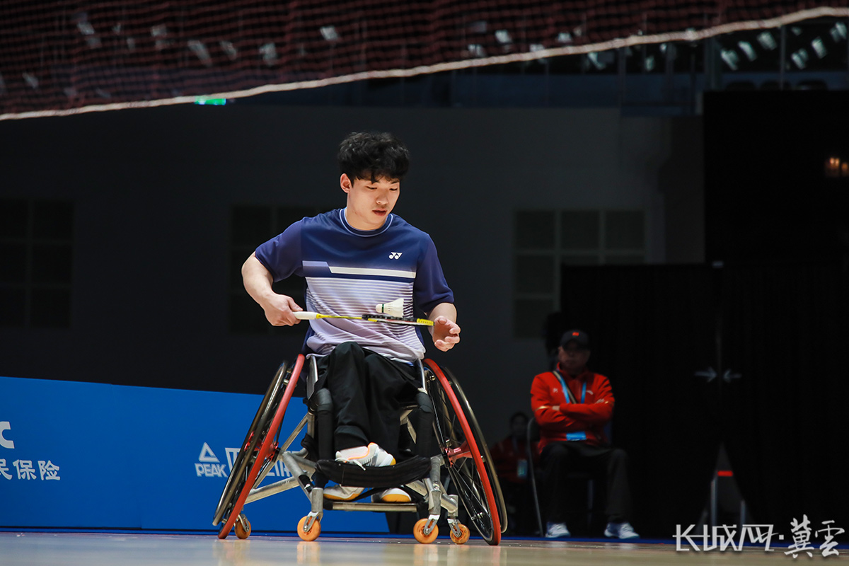 ▲12月13日,全國殘?zhí)貖W會羽毛球項目比賽繼續(xù)在澳門舉行,河北運動員屈子墨正在發(fā)球。長城網(wǎng)·冀云客戶端記者 李皓 攝